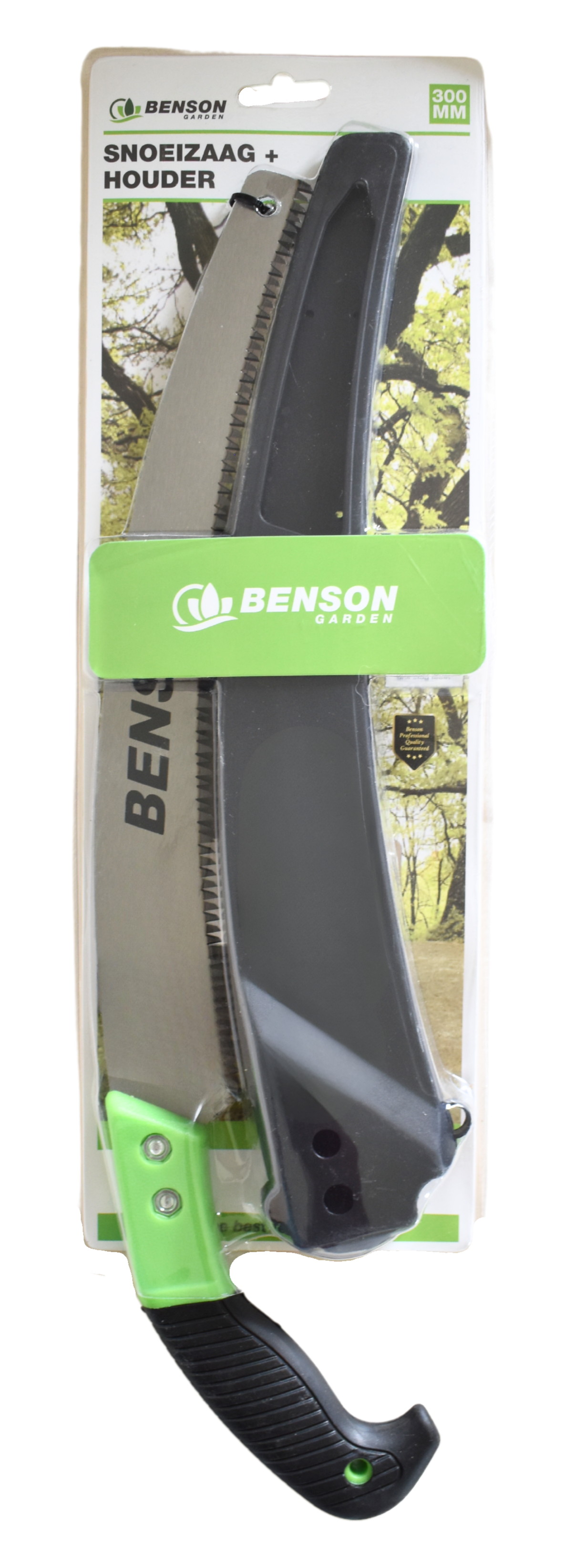 Gebogene Astsäge mit grün-schwarzem Griff und schwarzer Kunststoffscheide von Benson. In Kunststoffverpackung auf einer Karte mit der Aufschrift „Snoeizaag + Houder“.