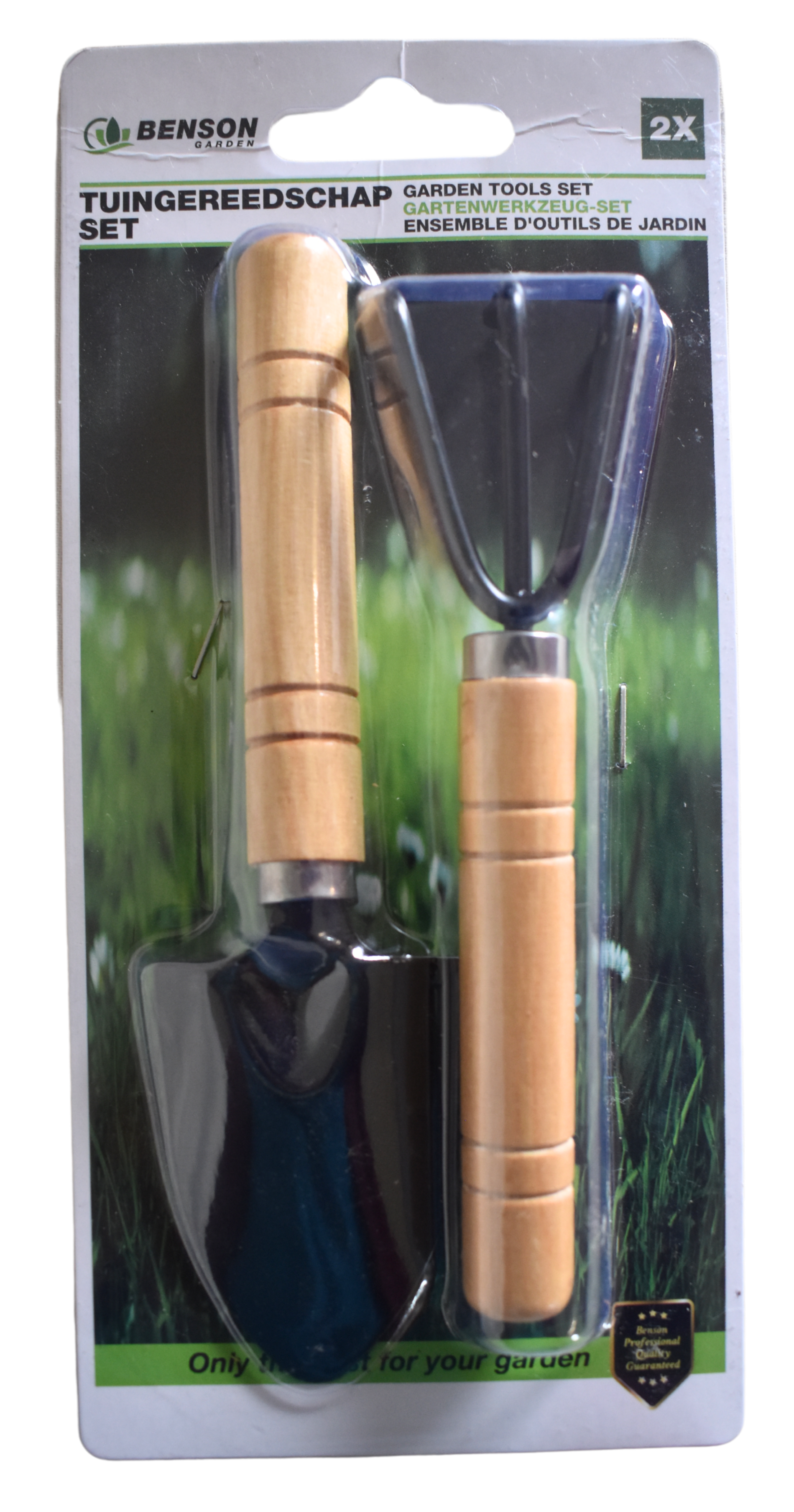 Ein kleines Gartenwerkzeug-Set bestehend aus einer schwarzen Handschaufel und einer kleinen dreizinkigen Harke mit Holzgriffen, nebeneinander liegend in einer Blisterverpackung.