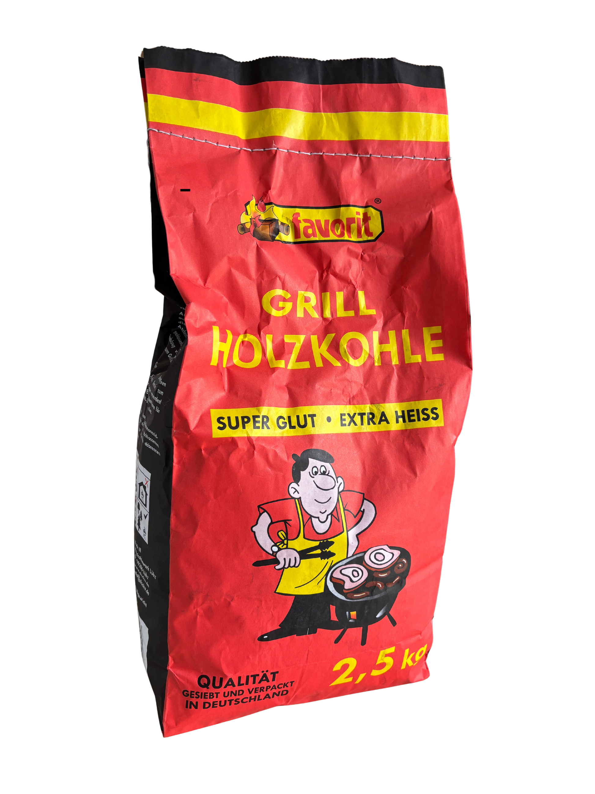 Leicht seitliche Ansicht der Favorit Grill Holzkohle (2,5 kg). Der rote Beutel mit gelben Streifen zeigt einen lachenden Griller am Holzkohlegrill. Beschriftung: 'Super Glut • Extra Heiss' und 'Qualität gesiebt und verpackt in Deutschland'.
