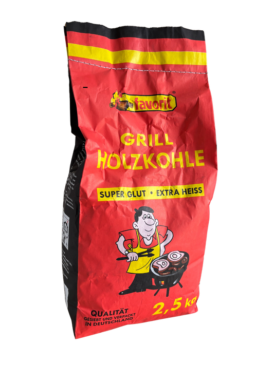Leicht seitliche Ansicht der Favorit Grill Holzkohle (2,5 kg). Der rote Beutel mit gelben Streifen zeigt einen lachenden Griller am Holzkohlegrill. Beschriftung: 'Super Glut • Extra Heiss' und 'Qualität gesiebt und verpackt in Deutschland'.