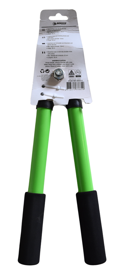 Rückseite der Verpackung einer Astschere mit grün-schwarzen Griffen mit technischen Details in vier Sprachen. 