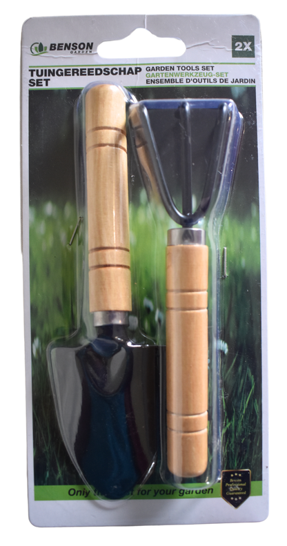 Ein kleines Gartenwerkzeug-Set bestehend aus einer schwarzen Handschaufel und einer kleinen dreizinkigen Harke mit Holzgriffen, nebeneinander liegend in einer Blisterverpackung.