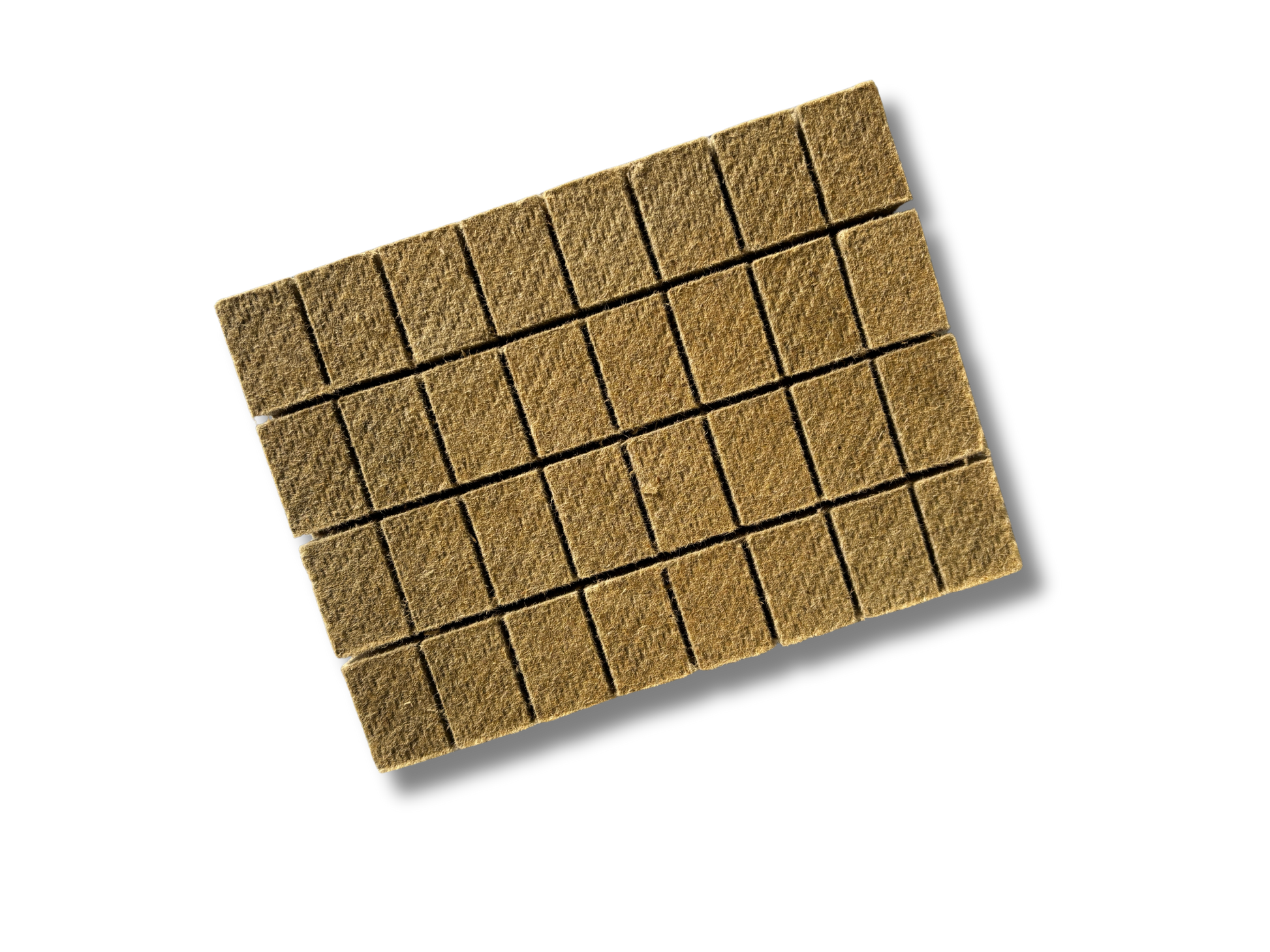 Eine rechteckige Platte mit 32 einzelnen, braunen Grillanzünderwürfeln, die noch miteinander verbunden sind, bereit zum Abbrechen.