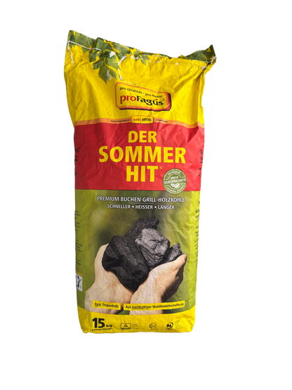Vorderansicht eines gelb-rot-grünen Beutels Profagus Buchen Grill-Holzkohle, 'DER SOMMER HIT'. Zeigt Hände, die Holzkohle halten, mit Aufschriften wie '15 kg', 'PREMIUM BUCHEN GRILL-HOLZKOHLE SCHNELLER HEISSER LÄNGER', 'Kein Tropenholz' und 'Aus nachhaltiger Waldbewirtschaftung'.