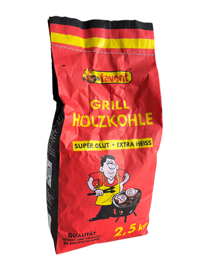 Leicht seitliche Ansicht der Favorit Grill Holzkohle (2,5 kg). Der rote Beutel mit gelben Streifen zeigt einen lachenden Griller am Holzkohlegrill. Beschriftung: 'Super Glut • Extra Heiss' und 'Qualität gesiebt und verpackt in Deutschland'.