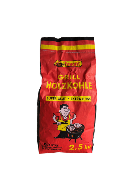 Produktbild der Favorit Grill Holzkohle (2,5 kg). Der rote Beutel mit gelben Streifen zeigt einen lachenden Griller am Holzkohlegrill. Beschriftung: 'Super Glut • Extra Heiss' und 'Qualität gesiebt und verpackt in Deutschland'.
